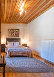 Asprangeloi的住宿－Aggelon Katafygio，一间卧室设有一张床和木制天花板