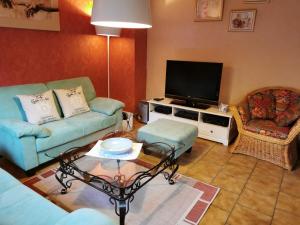 sala de estar con sofá y TV en Holiday Home Scheuerberg, en Oberthal