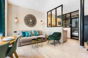 - un salon avec un canapé et une table dans l'établissement HSH Alexandre Dumas Lovely Apartment 2BR-6P, à Paris