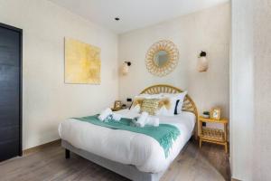 - une chambre avec un grand lit blanc et un miroir dans l'établissement HSH Alexandre Dumas Lovely Apartment 2BR-6P, à Paris