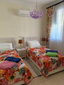 Postel nebo postele na pokoji v ubytování Seafront 3 bedroom villa Medea with private pool and garden. + 44 fotografií