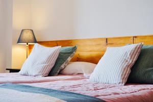 Una cama con dos almohadas encima. en Alojamiento Migjorn, en Sóller