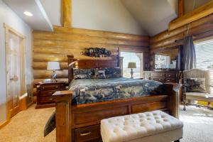 Een bed of bedden in een kamer bij Ultimate Escape in the Rockies Log Home #3150