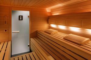 una sauna con due posti a sedere e due asciugamani di The Passage - Urban Retreat a Basilea