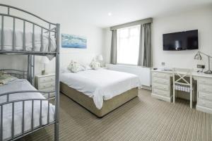 Postel nebo postele na pokoji v ubytování Ommaroo Hotel