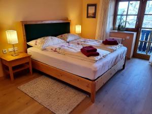 Postel nebo postele na pokoji v ubytování Sonnenalm Mountain Lodge