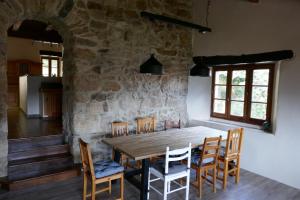 Un comedor con mesa y sillas de madera. en La Grange - Chez Gisi - für Naturliebhaber, Abenteurer und Geniesser, en Rocles