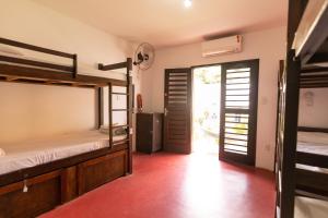 Rúm í herbergi á Surfcamp Arara