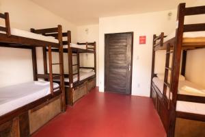 Rúm í herbergi á Surfcamp Arara