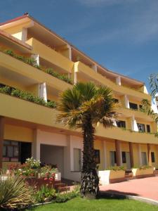 un edificio con una palmera delante de él en Hotel Andino Club - Hotel Asociado Casa Andina en Huaraz