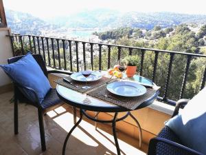 einen Tisch mit 2 Tellern Essen auf einem Balkon in der Unterkunft Alojamiento Ponent in Sóller