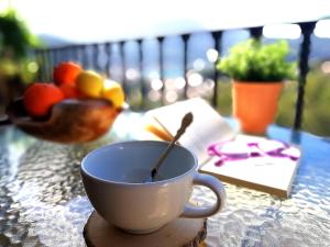 eine Tasse Kaffee auf einem Tisch mit einer Schale Obst in der Unterkunft Alojamiento Ponent in Sóller + 13 Fotos