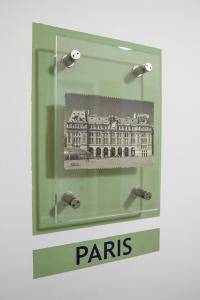 ein Bild des Paris-Gebäudes an einer Wand in der Unterkunft Albergo Ristorante Stazione Balerna in Balerna