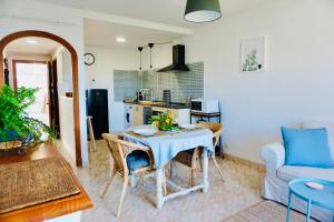 ein Wohnzimmer mit Tisch und Küche in der Unterkunft Alojamiento Ponent in Sóller