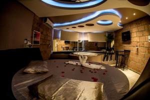 - une chambre avec un lit doté de pétales de rose rouge à l'étage dans l'établissement Motel Paradiso Panambi, à Tabapira