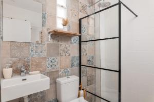 A bathroom at SeaView Apartment & Studio
