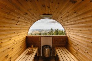 - une vue intérieure sur un sauna en bois avec une fenêtre dans l'établissement Ski&Sun Apartamenty, à Świeradów-Zdrój
