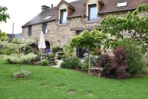une maison avec un jardin en face dans l'établissement La Grange Bagnolaise, à Bagnoles-de-l'Orne