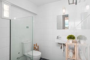 A bathroom at SeaView Apartment & Studio