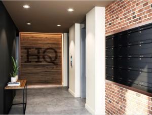 un corridoio con porta in legno e muro di mattoni di City Apartments - Hudson Quarter a York