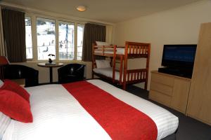 Кровать или кровати в номере The Perisher Valley Hotel
