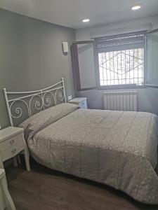 1 dormitorio con cama y ventana en Casa rural pepe en Trias