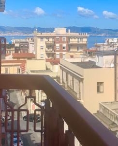 balkon z widokiem na miasto w obiekcie Monkey w mieście Reggio di Calabria
