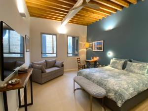 1 dormitorio con 1 cama grande y 1 sofá en Beit Elfarasha, en Acre