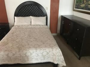 una camera con letto e testiera nera di Vista Taxco a Taxco de Alarcón