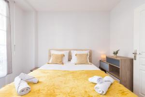 sypialnia z dużym łóżkiem z ręcznikami w obiekcie FEEL HOME - Congrès w Nicei