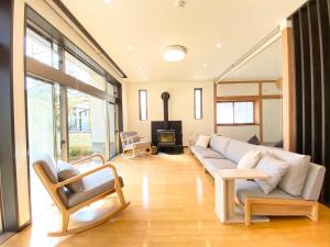 - un salon avec un canapé et une cheminée dans l'établissement Karuizawa House Villa - Vacation STAY 27625v, à Oiwake