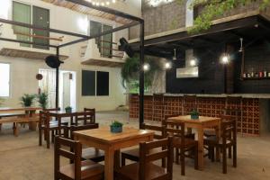 un restaurant avec des tables et des chaises en bois dans l'établissement Lucky Duck PJ, à Cancún
