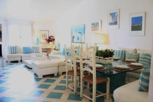 a living room with a table and chairs at Fantástica Casa com 4 Quartos na Praínha in Alvor