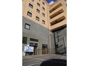 土浦市にあるPlaza Arakawaoki - Vacation STAY 24695vの建物の前の空の駐車場