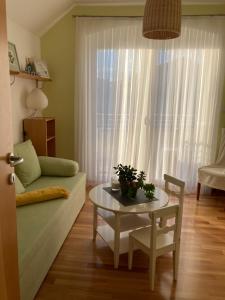- un salon avec un canapé et une table dans l'établissement Natasha's Garden House, à Dol pri Ljubljani