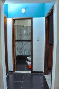 baño con aseo y techo azul en CASA Naranja.RR en Barrio San Isidro (2)