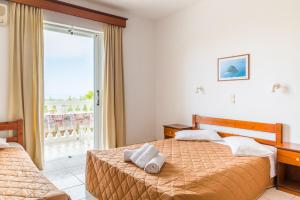 A bed or beds in a room at Pelagos Studios