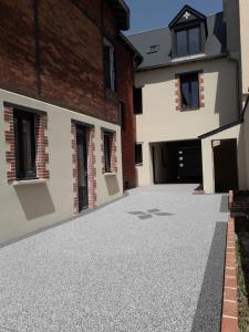 an empty driveway in front of a building at CHARMES EN VILLE Le Charme Atypique in Montluçon