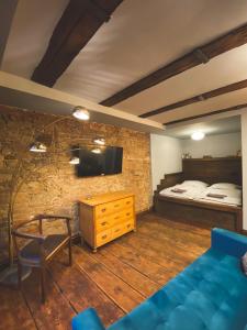 洛克特的住宿－Penzion U Fridy Apartman 1，客厅配有蓝色的沙发和床。