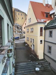 an alley between two buildings in a city at Penzion U Fridy Apartman 1 in Loket