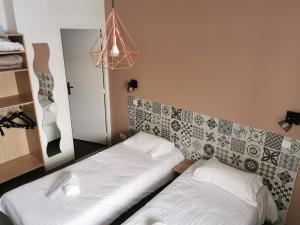 Postel nebo postele na pokoji v ubytování Logis Hotel- Restaurant La Haie Des Vignes Séminaires et Evènementiel