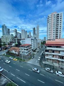 - une vue sur une ville avec des voitures sur une autoroute dans l'établissement Hospedaje Camino Real, à Panama City