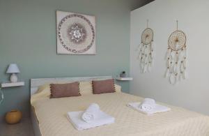 Säng eller sängar i ett rum på Pelagos House "the seaside experience"
