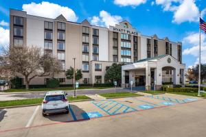 a car parked in front of a hotel building at Hyatt Place Fort Worth / Cityview in Fort Worth +34 photos