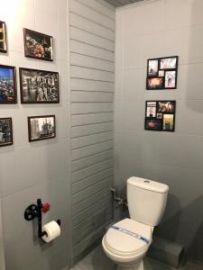 
A bathroom at Mini Hotel Vesna
