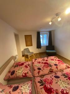 una camera con due letti con lenzuola rosa di Weberswohnung - KEINE Monteure ad Amtzell