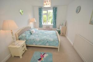 a small bedroom with a bed and a window at Hare Lodge in Woodhall Spa