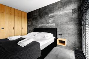 Giường trong phòng chung tại Apartamenty Premium NJ Lublin Centrum Basen & SPA +34 ảnh