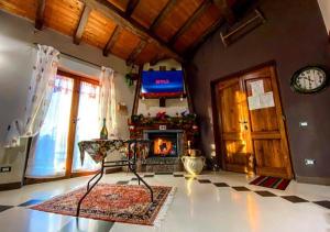 sala de estar con chimenea y TV en Casa Monte Etna en Maletto