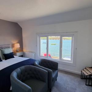 um quarto com uma cama, um sofá e uma janela em The Steam Packet inn em Isle of Whithorn